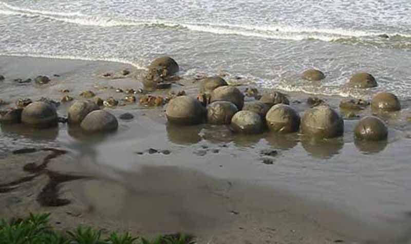 CostaRicsaStonesSpheres1